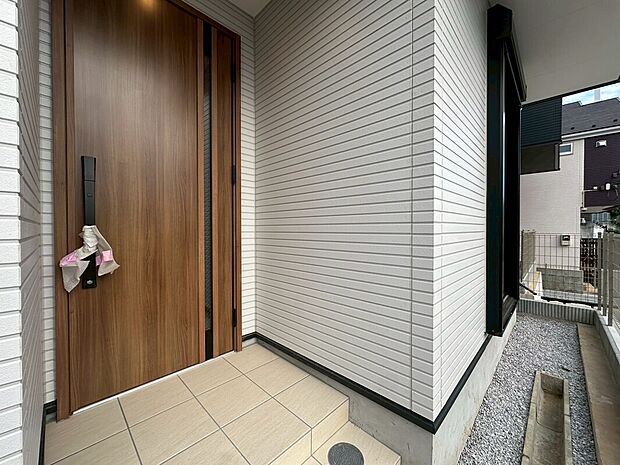 【洗練されたデザイン】まるで一枚の絵画のように、建築そのものが芸術となる住まい。最高峰のデザイナーズ住宅は、素材・空間・光の三位一体によって生み出される静謐と力強さを併せ持つ存在です。