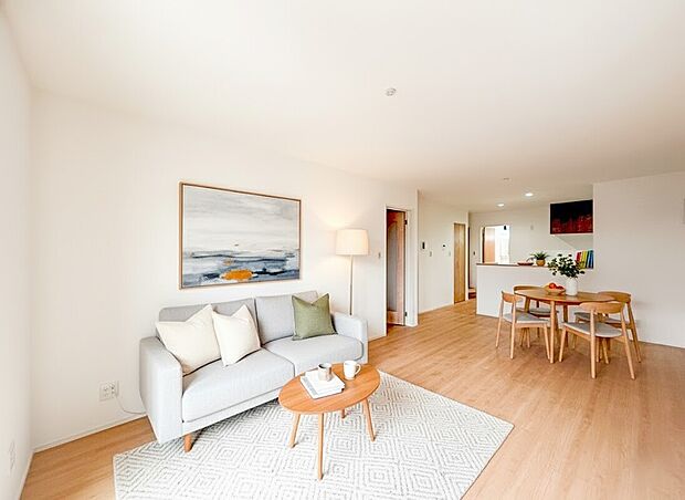 【リビング】大切なご家族が集まるからこそＬＤＫはこだわりたいですよね！休日はおひさまの光をたっぷりと取りこめるリビングでゆったりと過ごしませんか？子供たちが元気に笑いながら走り回っている姿が目に浮かぶ空間です。