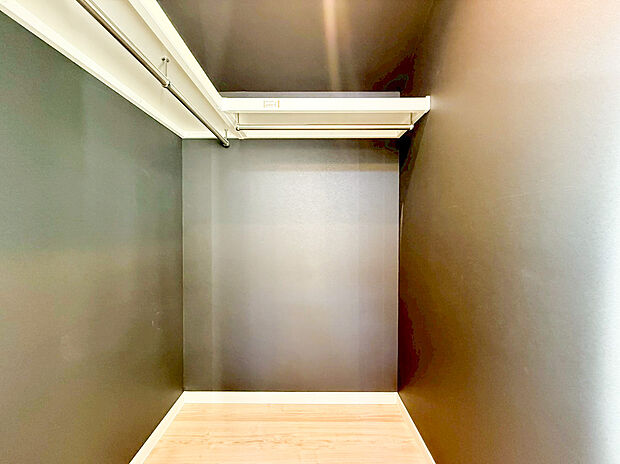 【ウォークインクローゼット】ウォークインクローゼットのある住まいで収納上手な生活を実現!衣類だけでなく、箱物や思い出の品もたっぷり収納できますので、整理整頓おしまい頂けたら居室空間をより広々とお使いいただけます!