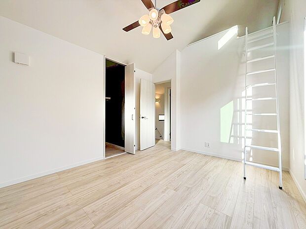 【ロフト収納】勾配天井を生かしたロフト収納スペースを完備。季節用品や捨てられないご家族の思い出もしっかりとおしまい頂けます。居室空間を邪魔しないスペースですので、多趣味で荷物の多いご家族にも嬉しい収納です。