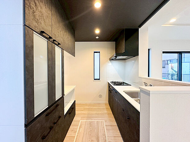 【キッチン】家電収納付きの大容量カップボードを完備しています 。洗面室へ直結する効率的な家事動線も魅力な、デザインと実用性を兼ね備えたキッチンです 。