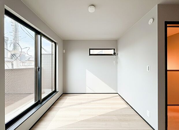 【居室】二面採光を確保した室内は、大きな窓から豊かな自然光が差し込み、日中の照明が不要なほどの明るさを誇ります 。