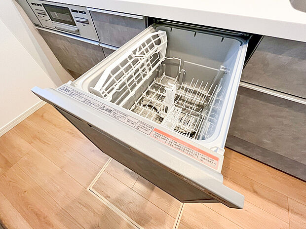 【食洗機】食器洗乾燥機付きで家族の食器もピカピカ。後片付けもラクラクこなせて、環境にもママの手にも優しい設備です。システムキッチン内に納まっているので、お料理の邪魔にもならずスッキリ快適にご利用いただけます。