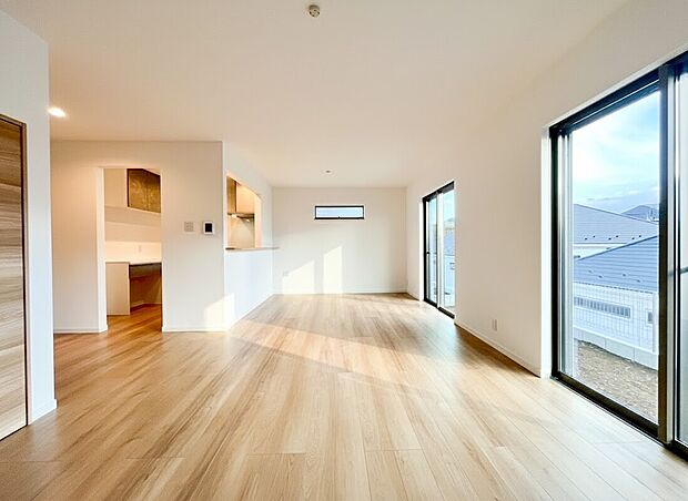 【リビング】隣家との距離が保たれた抜け感のある眺望も魅力で、周囲の視線を気にせずゆったりと寛げます。余計な柱のない広々とした設計は、家具の配置も自由自在。理想のライフスタイルをカタチにできる空間です。