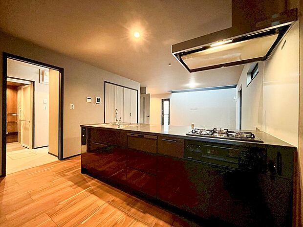 【キッチン】キッチン上部には吊戸棚を設けず、複数の横長・縦長窓を配置することで、自然光を取り込む明るく開放的な空間を実現。ゆとりあるダイニングスペースで、家族団らんのひとときを。