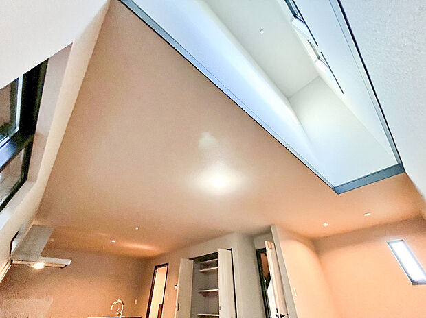 【吹抜け】住まいの開放感を最大化するダイナミックな吹抜け空間。上部に設けたハイサイドライトから、時間とともに移り変わる自然光がたっぷりと差し込みます。