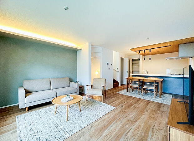 【リビング】ご家族だんらんのスペースとなるリビング。家具の配置がしやすい広さを確保しつつ、窓が多い設計は色々な角度から光が取り込めるこだわりの間取りです。明るいリビングで寛ぐ新しい生活をスタートさせてみませんか。