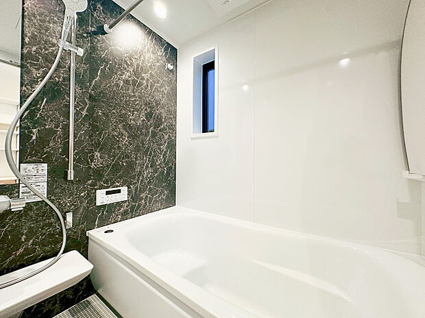 【ユニットバス】ご家族との憩いの場として、一日の疲れを癒す場として、ゆったりと足を伸ばしてくつろげる綺麗で清潔感のある色味の浴室。気持ちの良い光と爽やかな風をたっぷりと取りこめる開閉式の窓も設置しています。