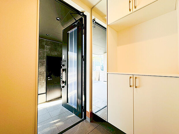 【玄関姿見】出勤前の身支度チェックに欠かせない姿見を玄関に備え付けました。気持ちの良い一日の始まりは笑顔でスタートしたいですよね。自分の顔もチェックして、そんなイキイキとした暮らしが送れる生活が待っています。