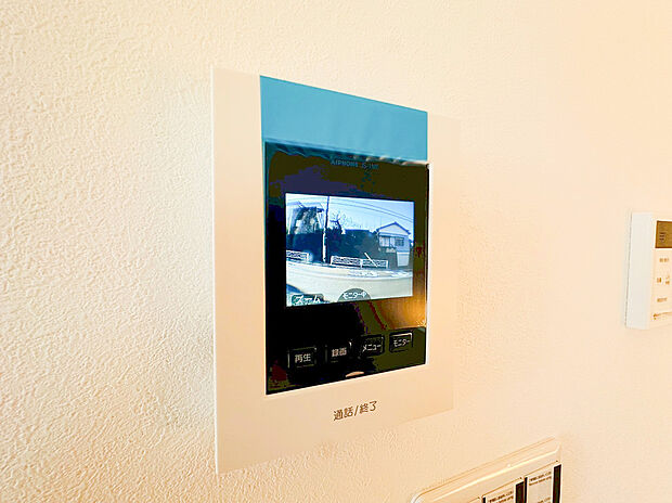 【TVモニター付きインターフォン】ＴＶモニタ付インターホンでセキュリティ面にも配慮。来客を確認できるだけでなく、録画機能で留守中の来訪者の確認ができます！学校から帰ったお子様のお留守番にも安心なセキュリティ設備ですね。