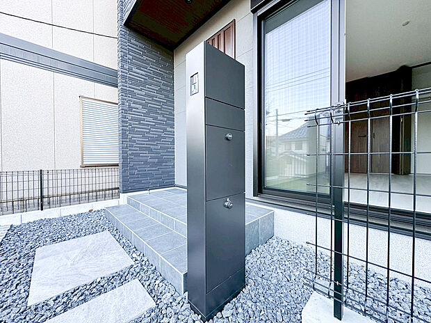 【宅配ボックス】ポスト兼宅配ボックスは不在時に荷物の受け取りが可能です。郵送物の到着時間を気にせず過ごせる便利な設備ですね。