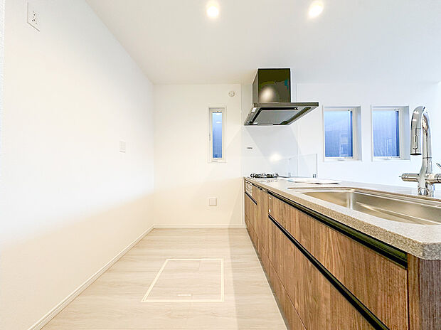 【システムキッチン】新しいキッチンは食事の支度が捗ります。お手伝いをしてくれるお子様と並びながら準備や片付けが出来るキッチンは、ご家族のコミュニケーションを育む場として活躍します。何気ない時間ですが、大切にしたいですね。