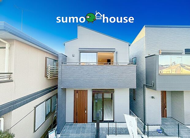 【洗練されたデザイン】深く豊かな緑と爽快な青い空を感じる、まるで杜の中に暮らすような心地よさを存分に堪能いただける邸宅です。最高グレードの設備仕様が標準装備の新築住宅で快適で便利な生活をお送り頂ける一品です。