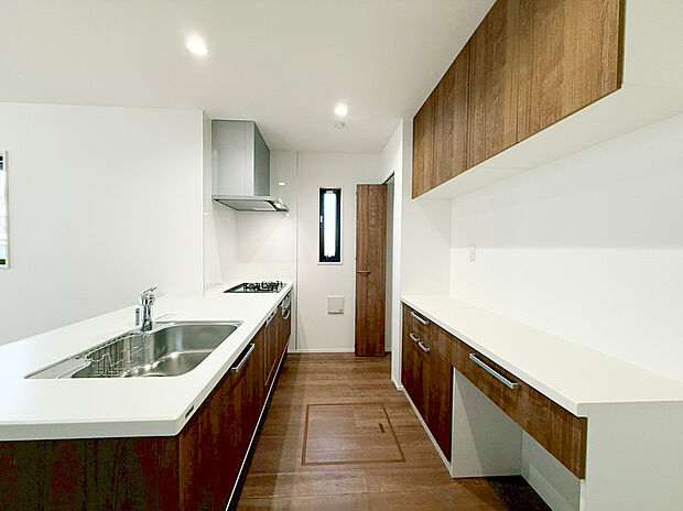 【キッチン】家族との会話が弾む開放的なフルオープンキッチンを採用しており、背面には木のぬくもりを感じる大型のカップボードが備え付けられているため、食器や家電もスマートに収納できます 。