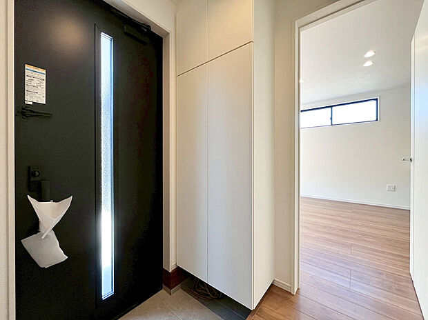 【玄関】散らかりがちな玄関もスッキリと保てる玄関収納は、家の中に入る時一番最初に目に付く場所だからこだわりたいですよね！木目調の落ち着いた雰囲気の色目が、お部屋の雰囲気をそのまま表している家の顔です。