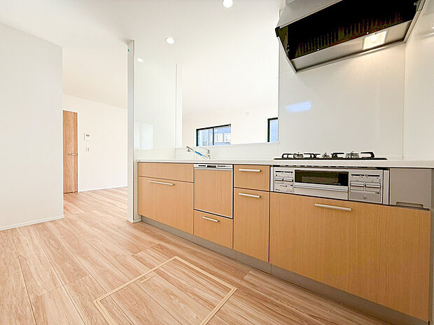 【キッチン】リビング全体を見渡せる設計なので、お子様の様子を見守りながら、あるいはご家族との会話を楽しみながら楽しくお料理ができます 。