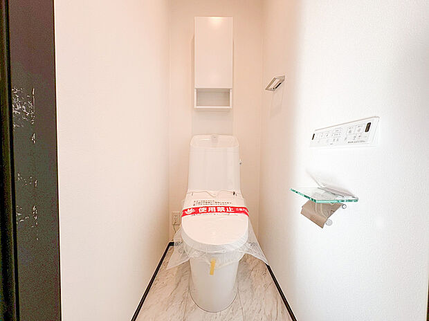 【ウォシュレットトイレ】洗浄機能付き便座を標準装備。冬の寒い時期には暖房機能も活躍。快適にご利用いただけます。