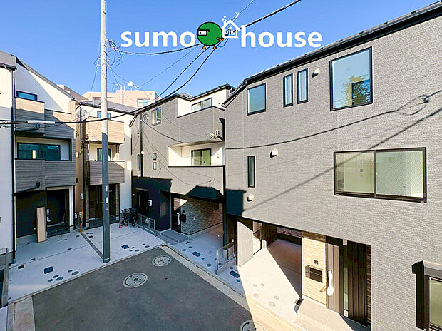 【洗練されたデザイン】四季を通じて自然と触れ合えるスポットが周辺には盛りだくさん!お散歩やジョギング、週末のご家族での遊びに最適です。目の前に広がる開放感とゆとり、暮らしの夢を育む理想の住まいがここにはあります。