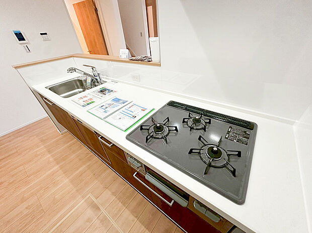 【システムキッチン】新しいキッチンは食事の支度が捗ります。お手伝いをしてくれるお子様と並びながら準備や片付けが出来るキッチンは、ご家族のコミュニケーションを育む場として活躍します。何気ない時間ですが、大切にしたいですね。