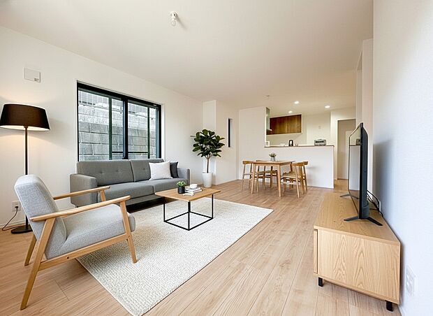 【リビング】リビングを通って自室へ向かう「リビングイン階段」を採用しました。外出時や帰宅時に必ず家族と顔を合わせるため、自然と会話が生まれ、お子様の変化にも気づきやすい安心の設計です。