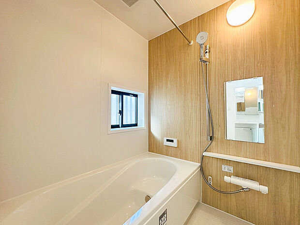 【ユニットバス】ご家族との憩いの場として、一日の疲れを癒す場として、ゆったりと足を伸ばしてくつろげる綺麗で清潔感のある色味の浴室。気持ちの良い光と爽やかな風をたっぷりと取りこめる開閉式の窓も設置しています。