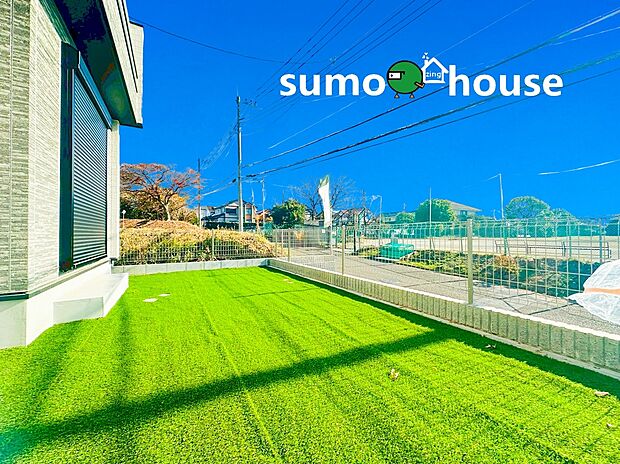 【落ち着いた住環境】心地よい日差しが降り注ぐ、開放感あふれる南庭！写真の通り、南側道路を挟んでグラウンドが広がるため 、視界を遮る建物が少なく、明るく気持ちの良い空間です 。