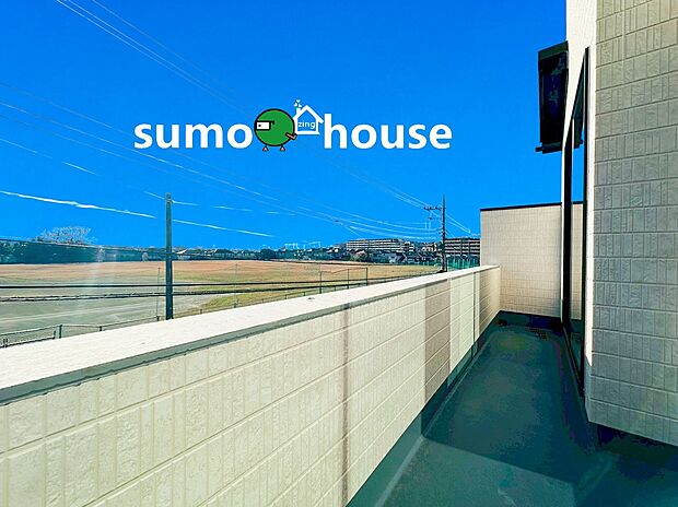 【落ち着いた住環境】南側道路を挟んでグラウンドが広がるため、視界を遮る建物がなく開放感たっぷり 。奥行きのあるワイドバルコニーからは、青空が広がり、明るい日差しが差し込みます 。