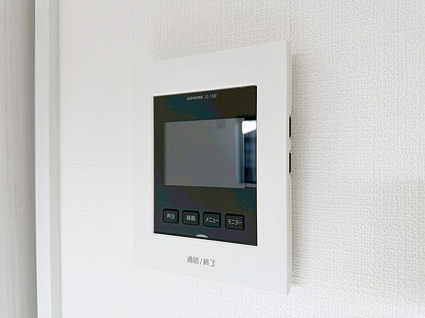 【TVモニター付きインターフォン】TVモニタ付インターホンでセキュリティ面にも配慮。来客を確認できるだけでなく、録画機能で留守中の来訪者の確認ができます!学校から帰ったお子様のお留守番にも安心なセキュリティ設備ですね。