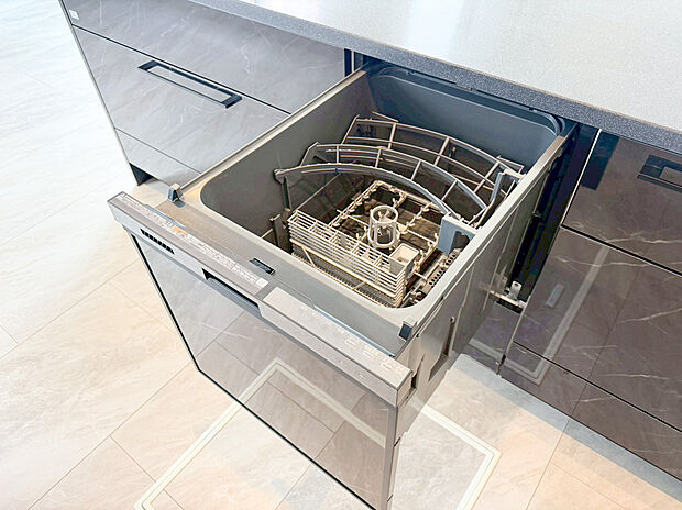 【食洗機】食器洗乾燥機付きで家族の食器もピカピカ。後片付けもラクラクこなせて、環境にもママの手にも優しい設備です。システムキッチン内に納まっているので、お料理の邪魔にもならずスッキリ快適にご利用いただけます。