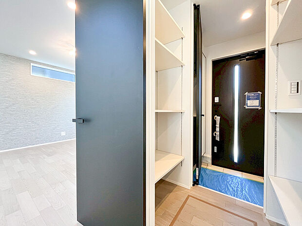 【シューズインクローゼット】大容量のウォークインシューズクローゼットが嬉しい住まい。ご家族全員の靴はもちろん、お子様のおもちゃやベビーカー、パパのゴルフバック、カー用品などかさ張る物もスッキリまとめておしまい頂けます。