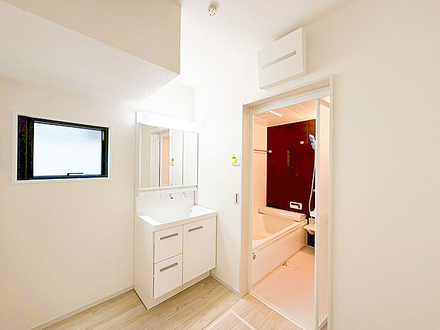 【洗面化粧台】化粧品などに整理に便利な収納スペースを三面鏡の裏面に設け、カウンターまわりをすっきりと整理できます。