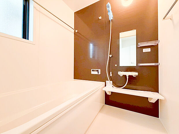 【ユニットバス】半身浴も楽しめる一坪タイプの浴室は、防カビ仕様となっており、お掃除も楽々です。半身浴も楽しめる浴槽は環境に優しい節水タイプを採用。洗い場の床は、乾きやすく滑りにくい快適使用。