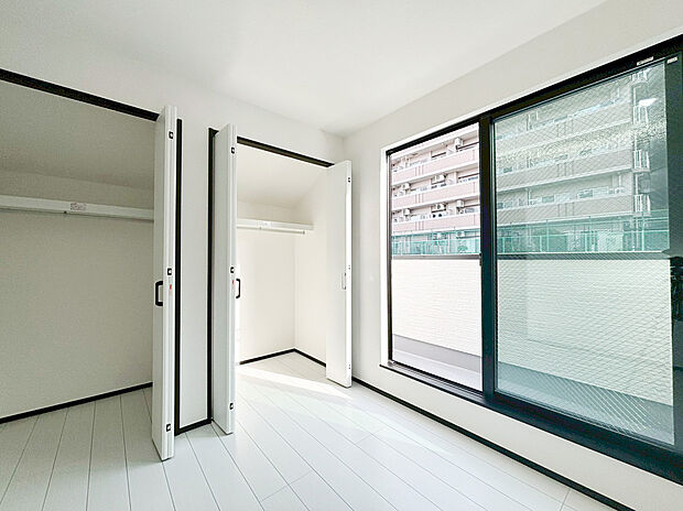 【ペアガラス】光が沢山取り込める大きな窓。2面採光なので、日差しを長時間受ける事が出来る暖かいお部屋です。もちろんペアガラスなので、遮音性にも優れ、結露も発生しにくい構造。サッシ周りのカビが発生しにくくなりますね。