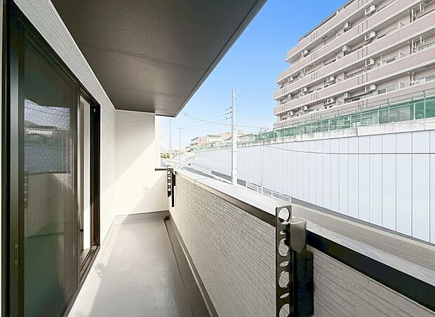 【落ち着いた住環境】南からの明るい光が差しこむ陽だまりの空間。南に大きく面したバルコニーでお洗濯も干せばあっという間に乾きそうで家事もスムーズにこなせますね!乾いたお洗濯物からは太陽の匂いが感じられる心地よさ。