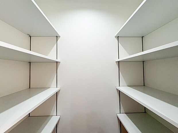 【パントリー収納】キッチン横にあるパントリー。かなりの容量があるので、調味料やお酒はもちろんのこと、お水や非常食などの備蓄庫としても活躍する「万能型収納」です。キッチン周りのものが収納できると見た目もスッキリですね。