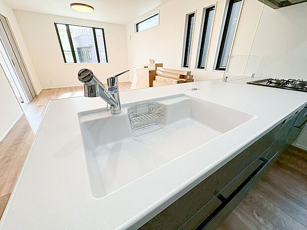 【ペニンシュラ型キッチン】カウンターキッチンはリビングを見渡せるので、お料理番組やドラマを見ながら作業ができます。食事前後の配膳、片づけもカウンター越しのやりとりが便利。ご家族も積極的にお手伝いしてくれる環境が自然と整います。