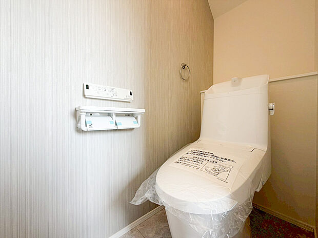 【ウォシュレットトイレ】洗浄のための水を貯めておくタンクが省スペース型のトイレ。一般的なタンク式のトイレと比べると、圧迫感のない、すっきりとしたデザインとなります。また、タンクが小さい分、床の拭き掃除もしやすいです。