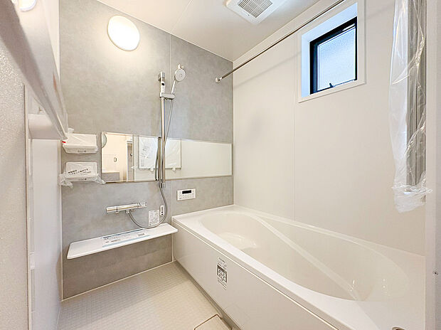 【ユニットバス】ユニットバスはゆったりとくつろげる1坪タイプ。足までしっかりと伸ばせる浴槽は、心身ともにしっかりと疲れを癒してくれます。お子様とも一緒に浸かれ、ご家族みんなで一緒にバスタイムを楽しめますね♪