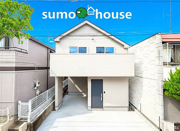 【洗練されたデザイン】玄関前にはゆとりのあるカースペースを確保し、前面道路からの視線に配慮したプライバシー性の高い設計もポイント 。青空に美しく映える、飽きのこない端正な佇まいの住まいです。