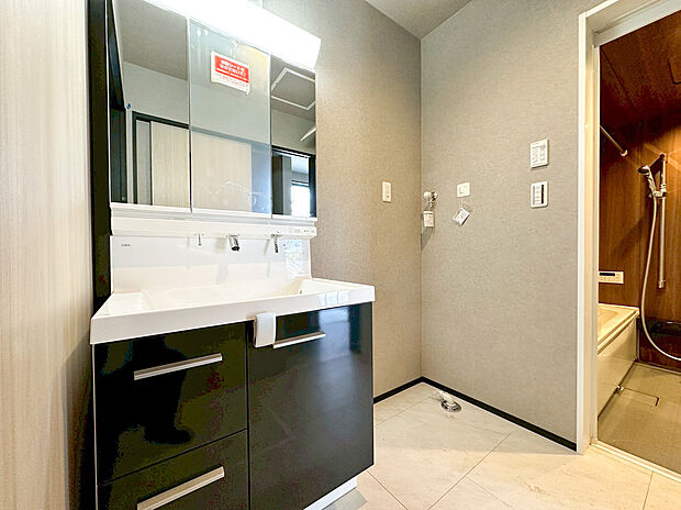 【類似仕様内観施工例(洗面化粧台)】ゆとりの洗面スペースで朝の身支度も快適スムーズに。3面鏡で髪のセットやお化粧もストレスなくこなせ、朝から気分良く通勤通学に向かえそうですね!鏡の裏にはたっぷりと収納スペースを標準装備!