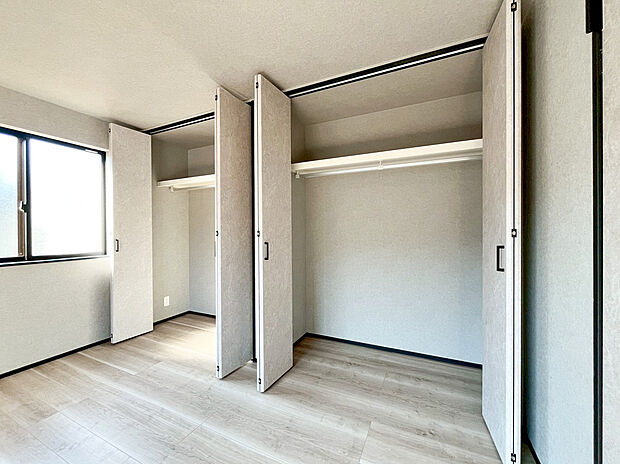 【類似仕様内観施工例(居室収納)】全居室には大型の収納クローゼットを完備!普段使いのお洋服や小物はもちろん、季節物のお洋服などもしっかりと整理整頓おしまい頂けます。居室空間をより広く隅々までお使いいただけますね。