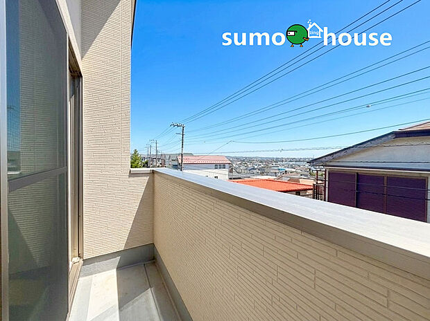 【南面バルコニー】南に大きく面したバルコニーは太陽の温かな温もりをめいいっぱい受け止めてくれます。太陽の光と爽やかな風を受けたお洗濯物はあっという間に乾き、取りこむ時には太陽の匂いを感じられそうですね。