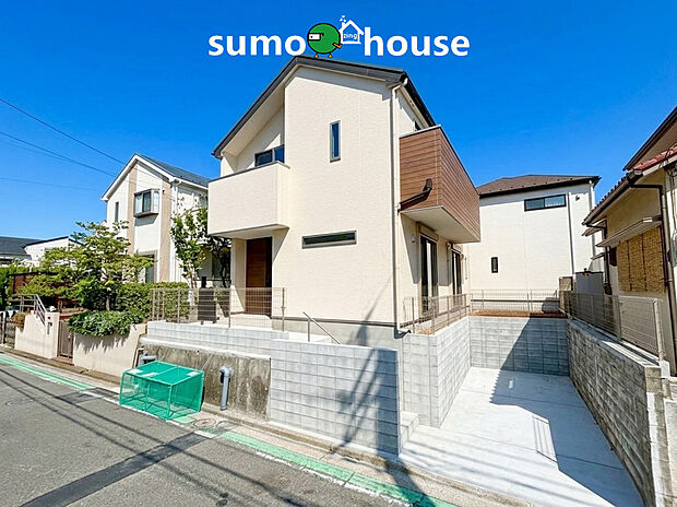 【洗練されたデザイン】青空に映える白亜の外観が印象的。幅員約6.0mのゆとりある前面道路に面し、お車の出し入れもスムーズ。周辺にはロピア等の商業施設が充実しており、生活利便性も抜群です。