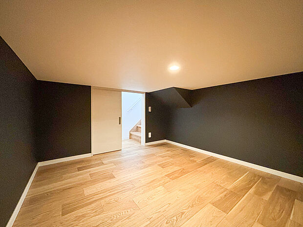 【中2階マルチスペース】物件の最大の特徴は、空間を無駄なく活用した「中2階」のスキップフロア !LDKと程よく繋がり、ワークスペースやスタディコーナーなど、家族のアイデア次第で多彩に使えるワクワクする間取りです。