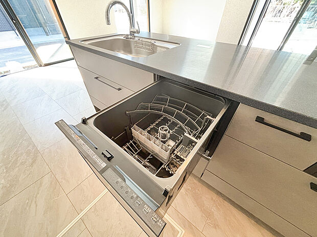 【食洗機】食器洗乾燥機付きで家族の食器もピカピカ。後片付けもラクラクこなせて、環境にもママの手にも優しい設備です。システムキッチン内に納まっているので、お料理の邪魔にもならずスッキリ快適にご利用いただけます。