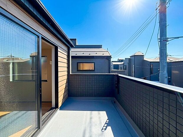 【広々とした開放的なバルコニー】横浜市青葉区エリアでお探しの方へ。市ヶ尾小学校まで徒歩約8分とお子様の通学も安心の立地です。徒歩圏内に生活利便施設が充実しており、主要道路へのアクセスも良好なため、お買い物やお出かけにも便利な環境。