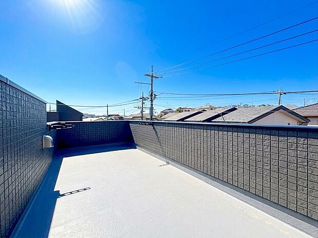 【どこまでも見渡せるスカイバルコニー】青空の下でプライベートタイムを満喫できる広々としたルーフバルコニー付き!ガーデニングを楽しんだり、休日にはご家族でアウトドア気分を味わったりと、多目的に使えるゆとりある屋外空間が生活を豊かにします。