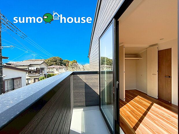 【バルコニー】周囲に高い建物がなく、暖かな陽光がたっぷり降り注ぐため、厚手の洗濯物もカラッと気持ちよく乾きます。また、バルコニーに直結する洋室には大容量のクローゼットを完備。