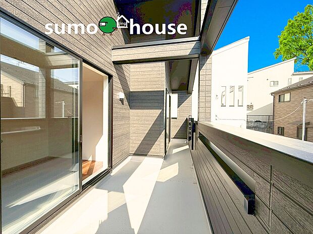 【バルコニー】奥行きのある設計により室内にまでたっぷりの陽光と心地よい風を届けます。 シックな外装に囲まれたプライベート感のある空間で、家族の時間をより豊かに。 暮らしにゆとりを与える、こだわりの屋外スペースです。