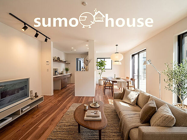 【リビング】木目の美しさが際立つワックスフリーフローリングを採用し、高級感と日々の手入れのしやすさを両立しました。 無駄のないスッキリとした間取りは、お好みのインテリアをより一層引き立てます。(家具等はCGです)